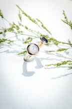 Anello in bronzo, labradorite bianca e zaffiro