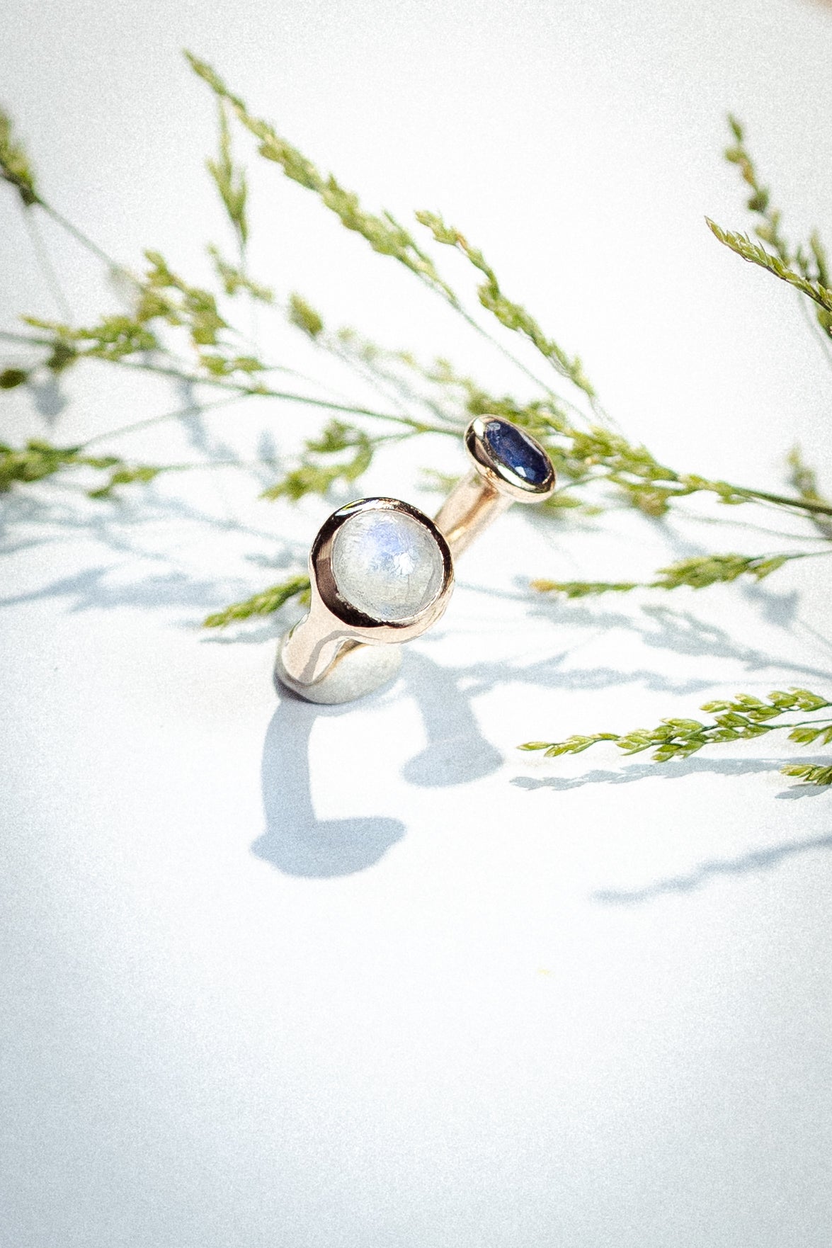 Anello in bronzo, labradorite bianca e zaffiro