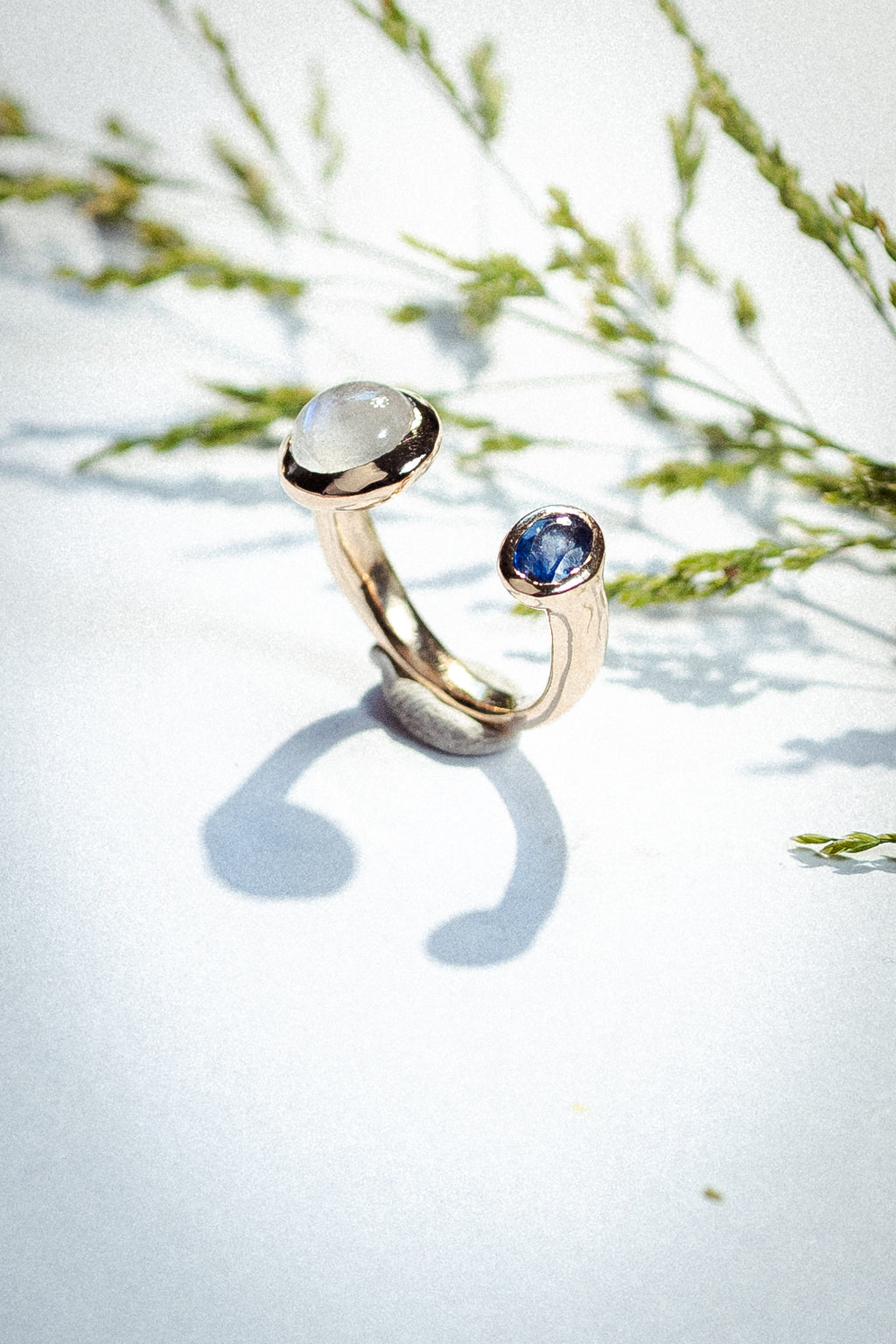 Anello in bronzo, labradorite bianca e zaffiro