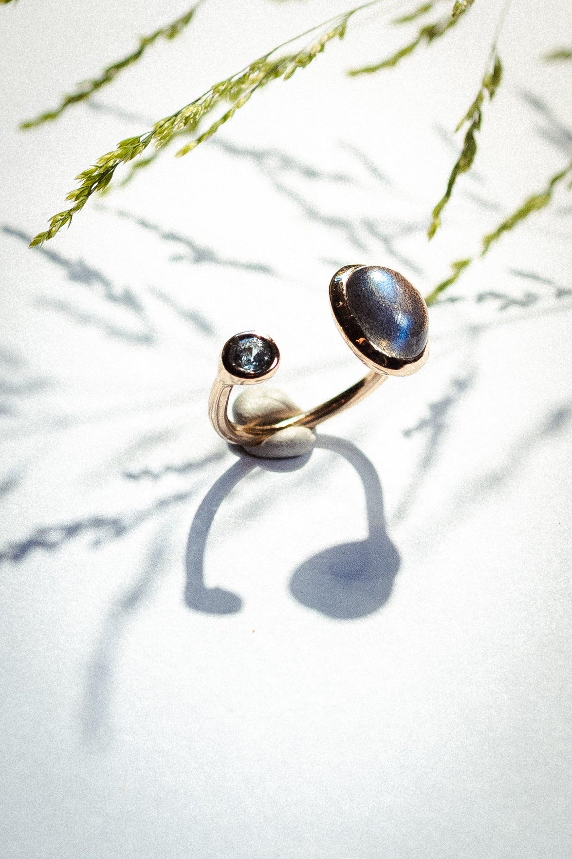 Anello in bronzo, labradorite grey e topazio azzurro