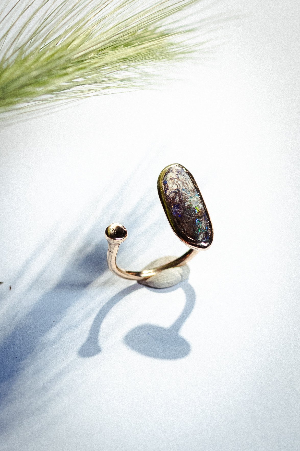 Anello in bronzo e opale boulder