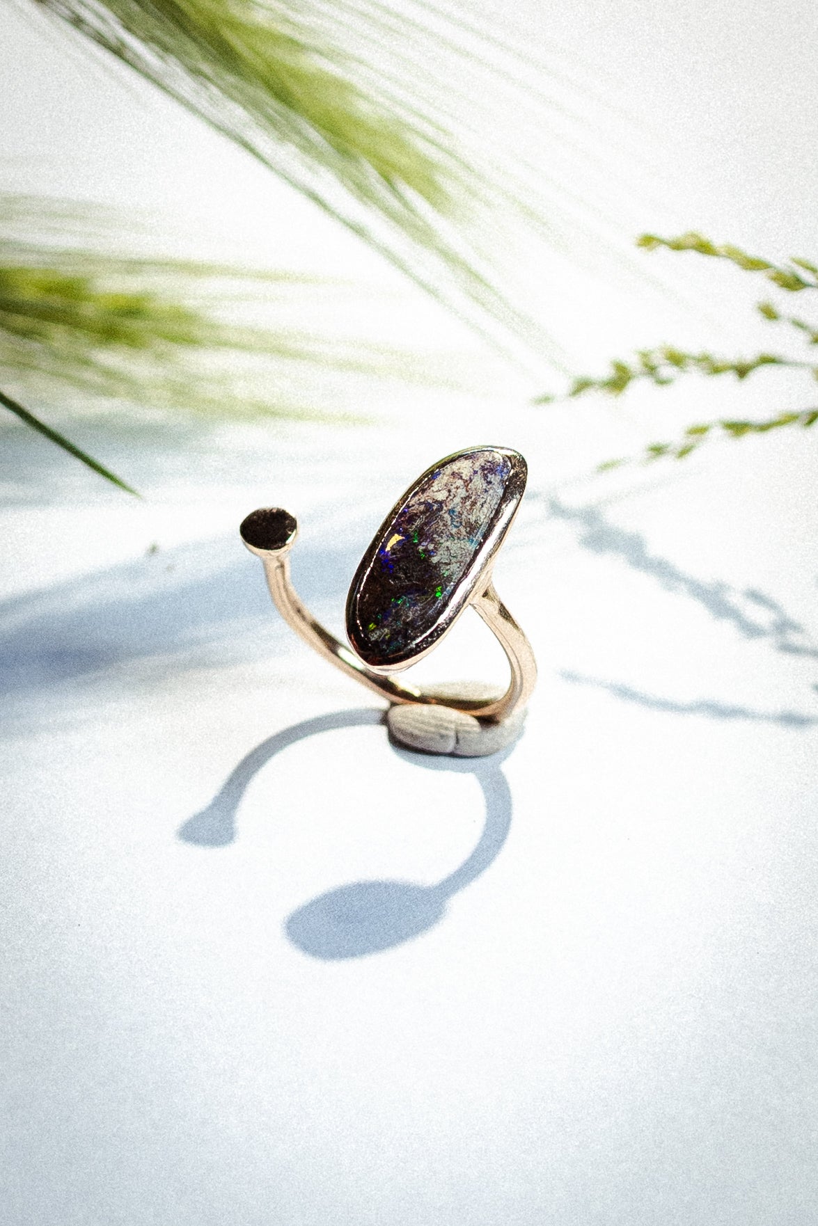 Anello in bronzo e opale boulder