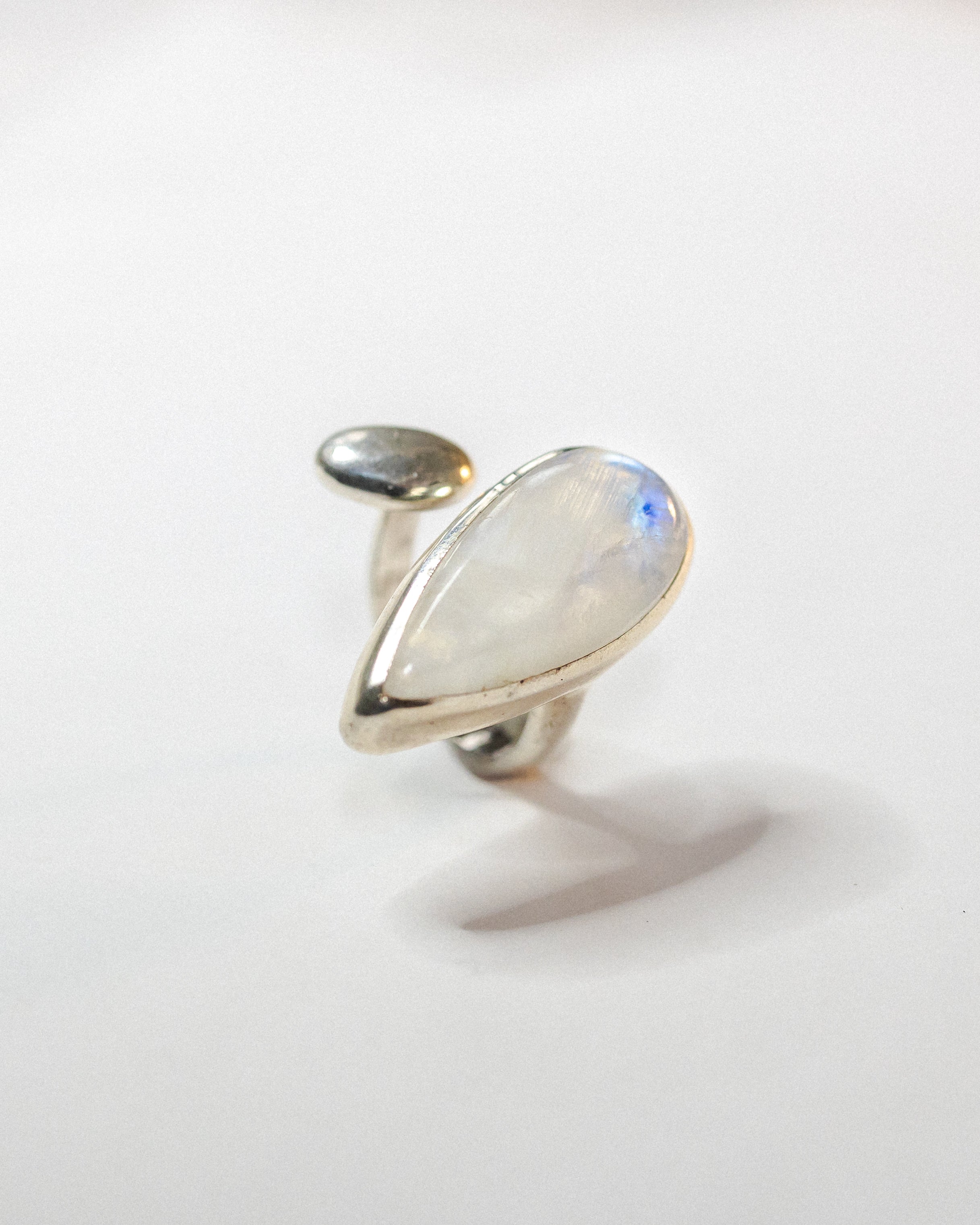 Anello in argento e labradorite bianca