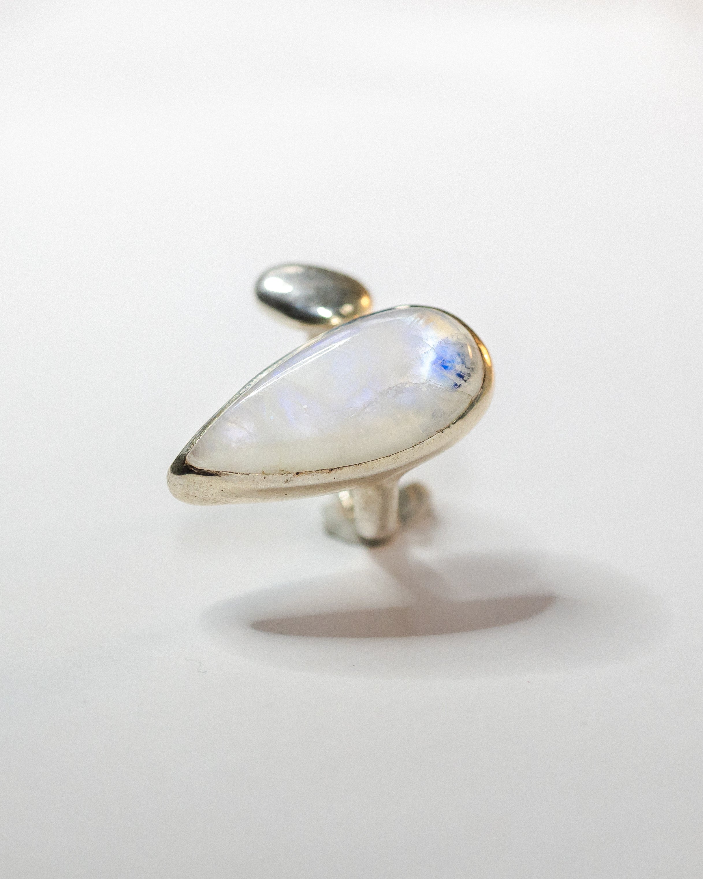 Anello in argento e labradorite bianca