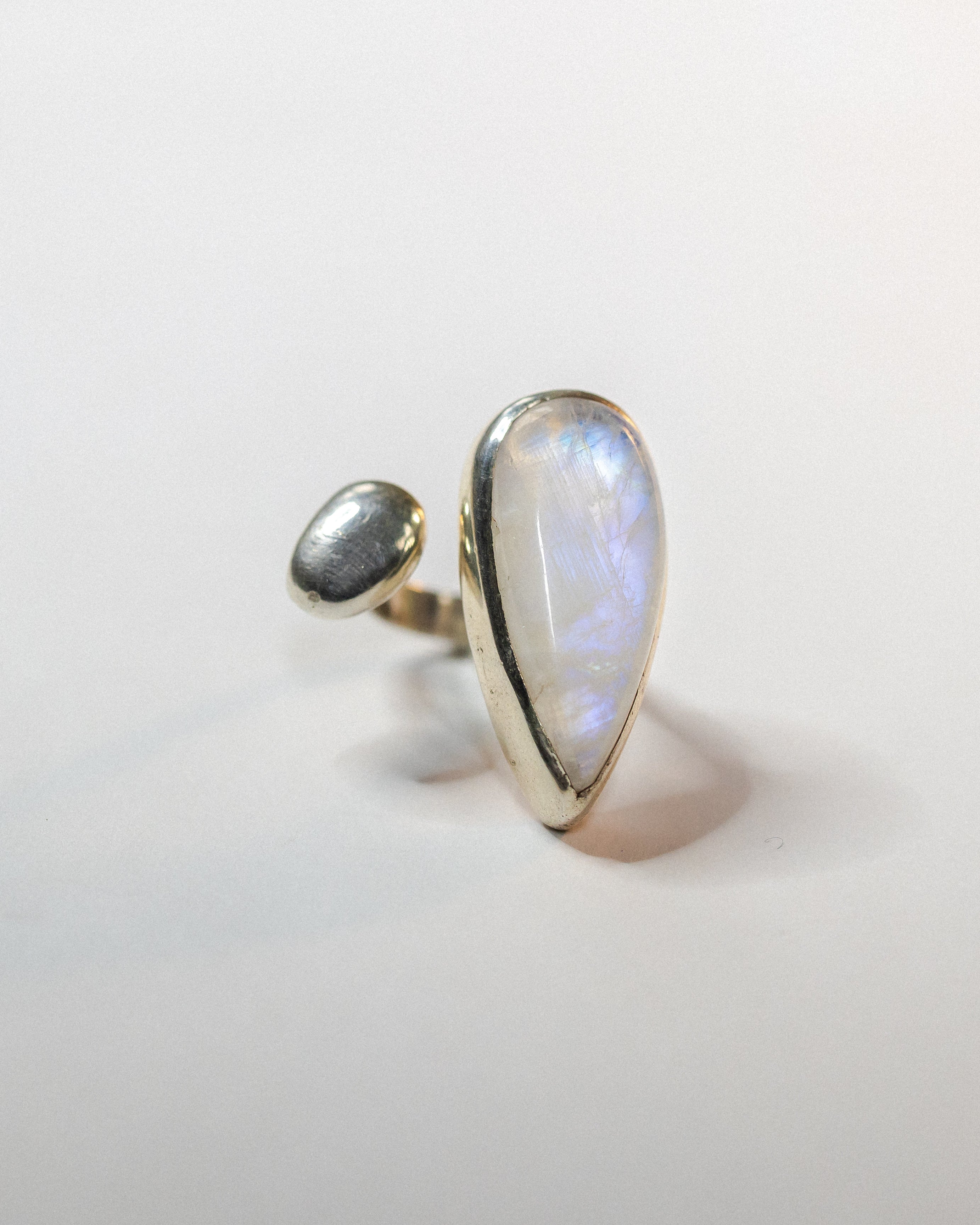 Anello in argento e labradorite bianca