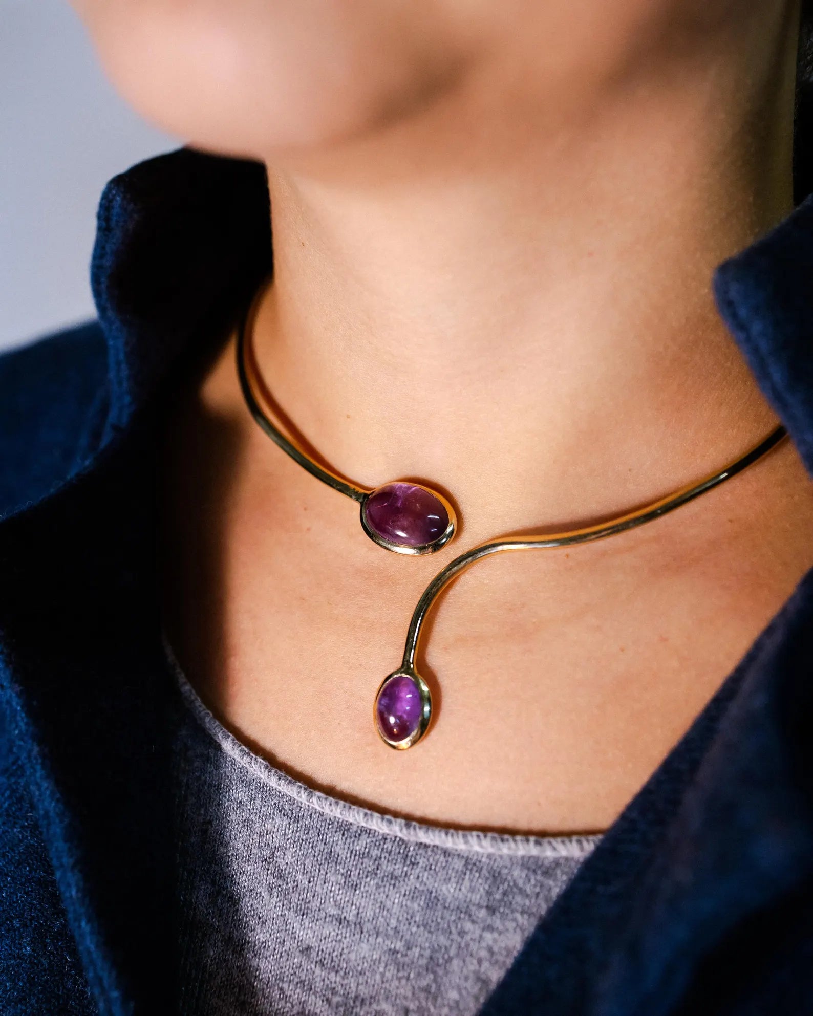 Collana rigida in bronzo e ametiste