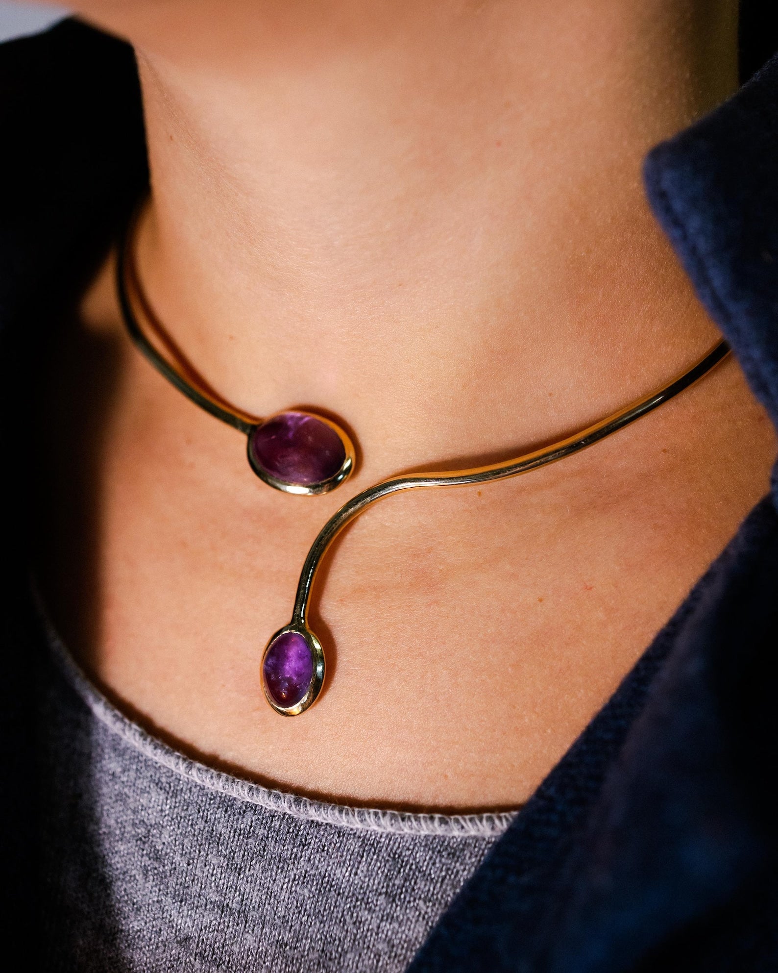 Collana rigida in bronzo e ametiste