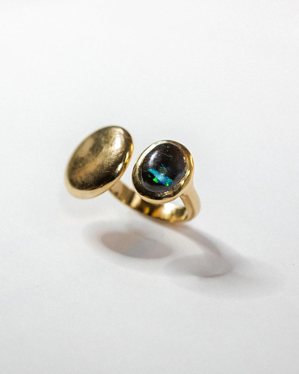 Anello in bronzo e opale boulder