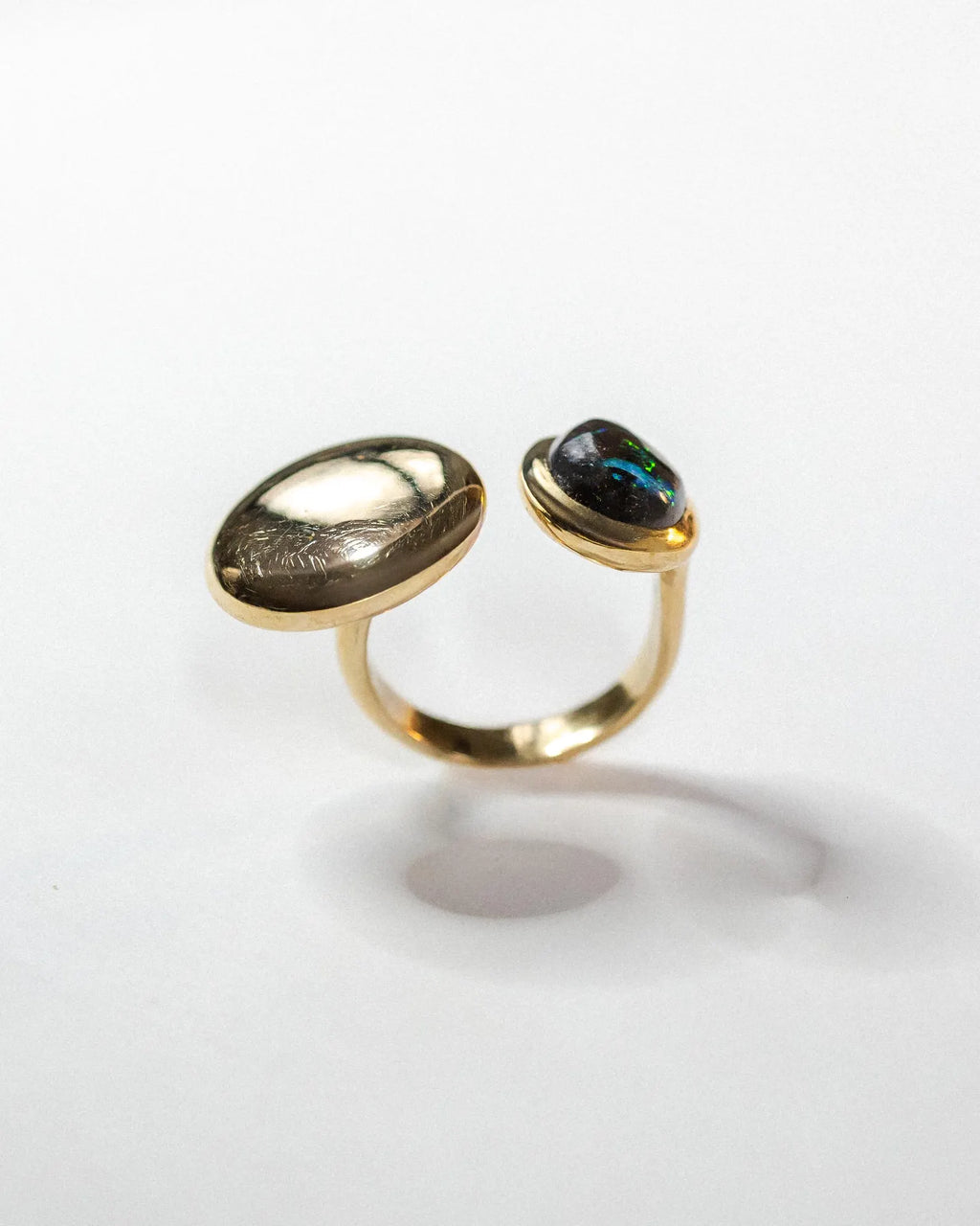 Anello in bronzo e opale boulder