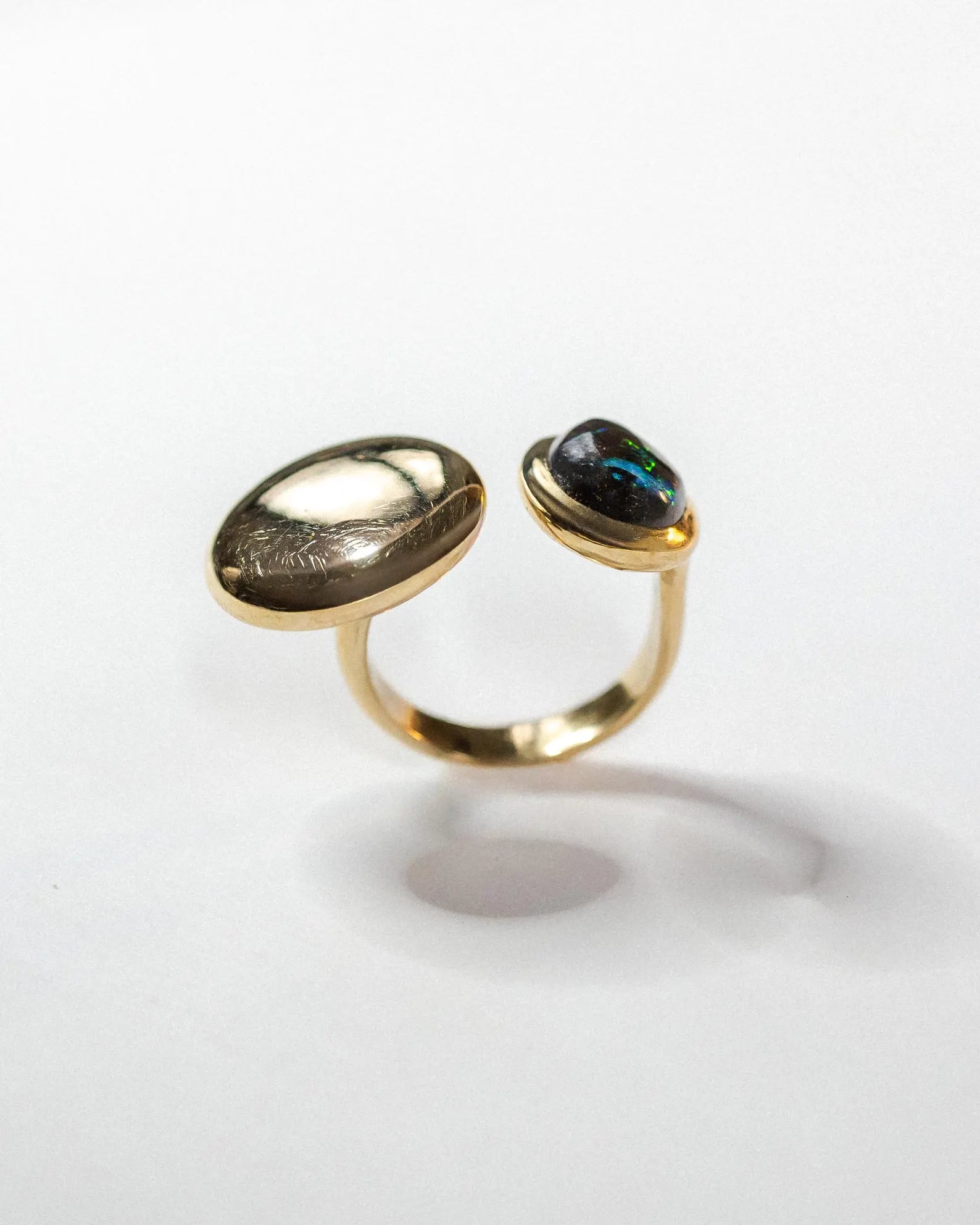 Anello in bronzo e opale boulder