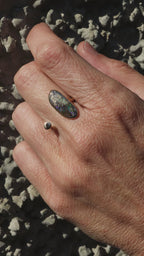 Anello in bronzo e opale boulder