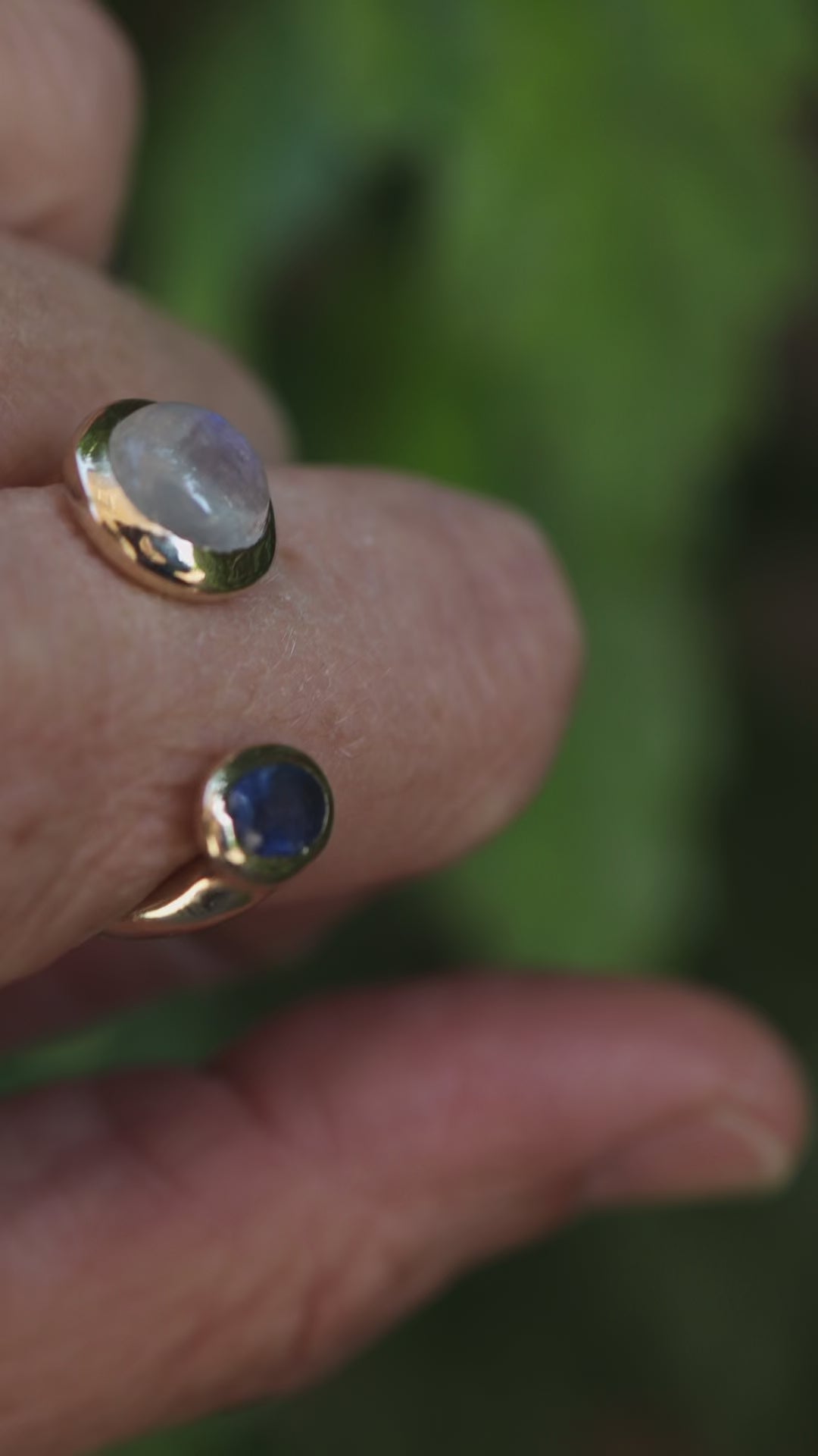 Anello in bronzo, labradorite bianca e zaffiro